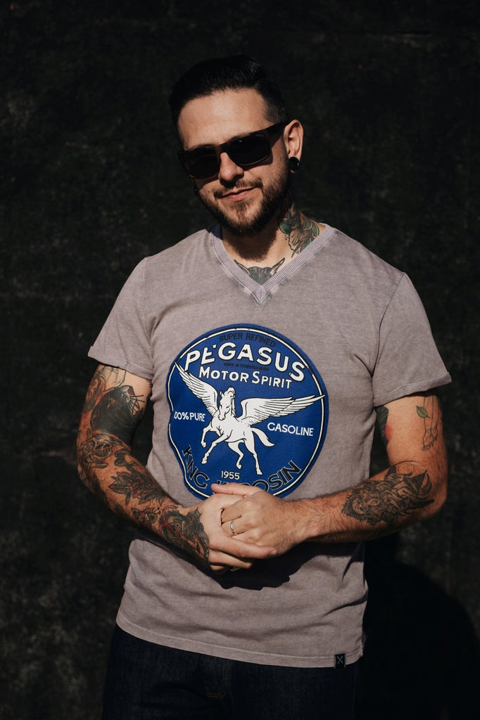 King Kerosin - Roll - Up T-Shirt Acid Wash mit Print und V - Ausschnitt «Pegasus»