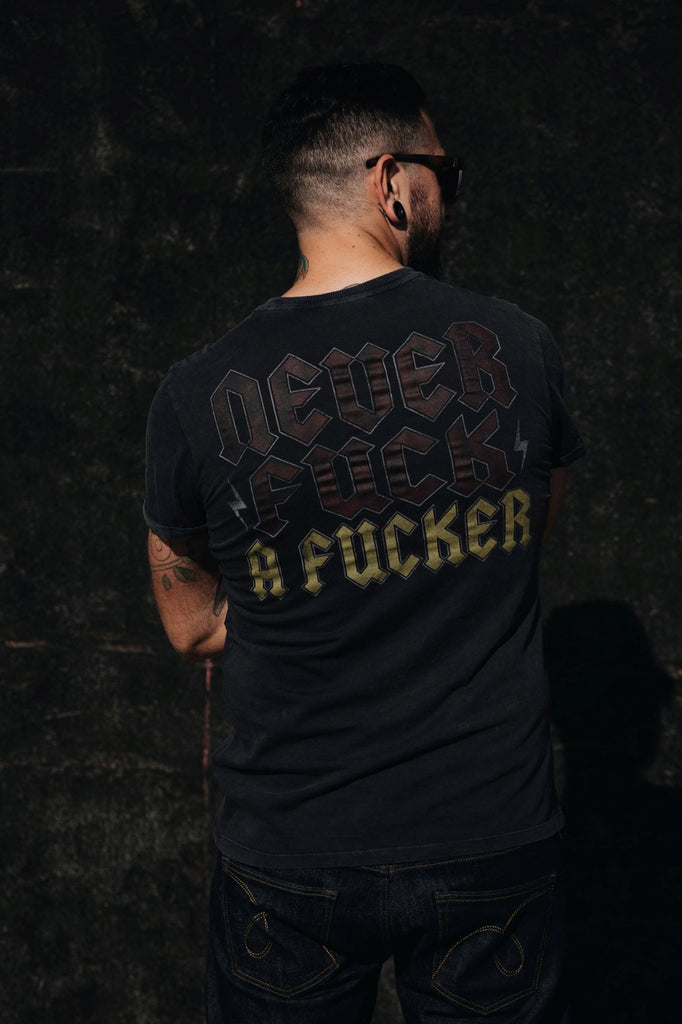 King Kerosin - Roll - Up T-Shirt Acid Wash mit rockigem Backprint «Never fuck a fucker»