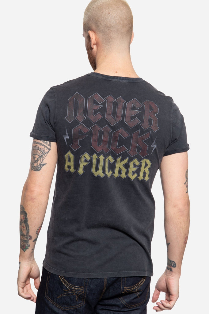 King Kerosin - Roll - Up T-Shirt Acid Wash mit rockigem Backprint «Never fuck a fucker»