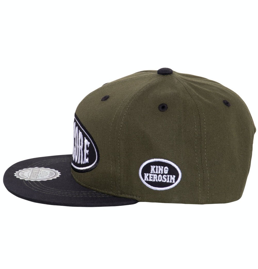 King Kerosin - Snapback Cap mit Frontstickerei und Print auf der Schirmunterseite «Hardcore»