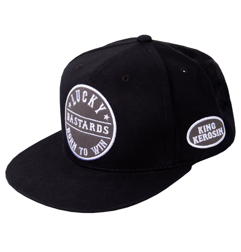 King Kerosin - Snapback Cap mit Print auf der Schirmunterseite «Born To Win»