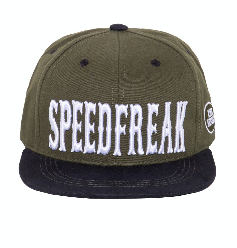 King Kerosin - Snapback Cap mit Print auf der Schirmunterseite und Stickerei in der Front «Speedfreak»