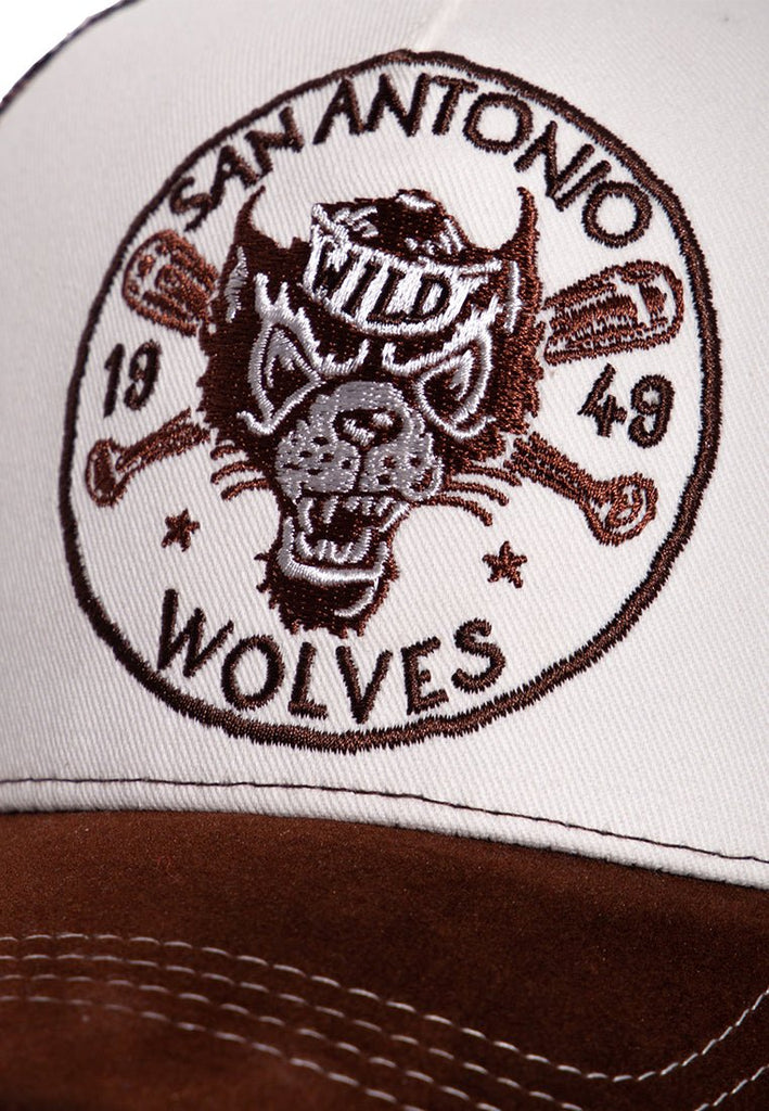 King Kerosin - Trucker Cap mit Stickereien und Schirm in Samt - Optik «San Antonio Wolves»