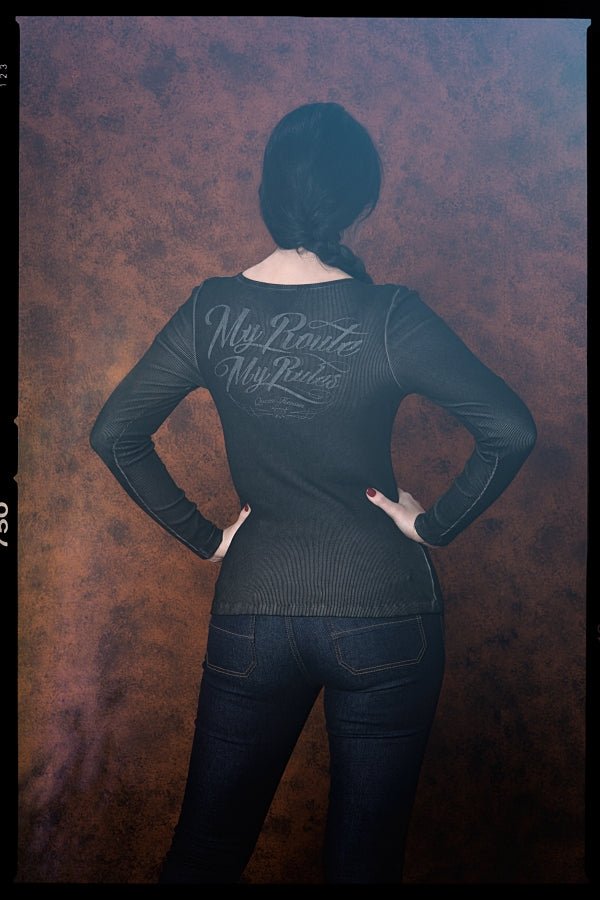 Queen Kerosin - Basic Longsleeve Shirt mit Print im Rücken und Front Stickerei «My Route My Rules»