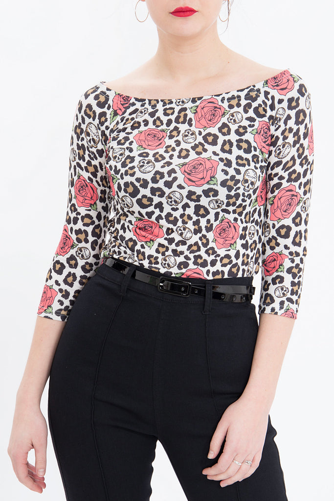 Queen Kerosin - Cropped Shirt mit Alloverprint «Leo & Roses»