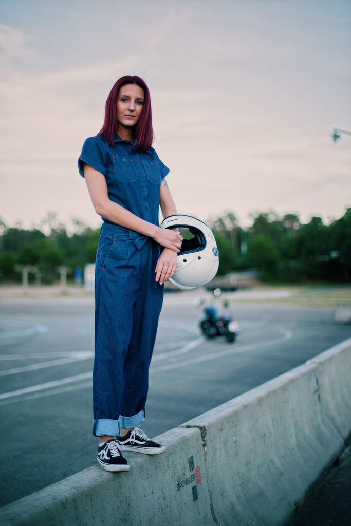 Queen Kerosin - Denim Jumpsuit mit Vintage Backprint «Gearhead»