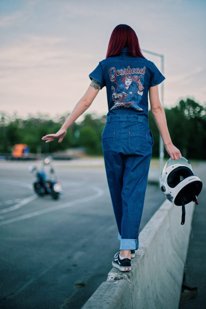 Queen Kerosin - Denim Jumpsuit mit Vintage Backprint «Gearhead»