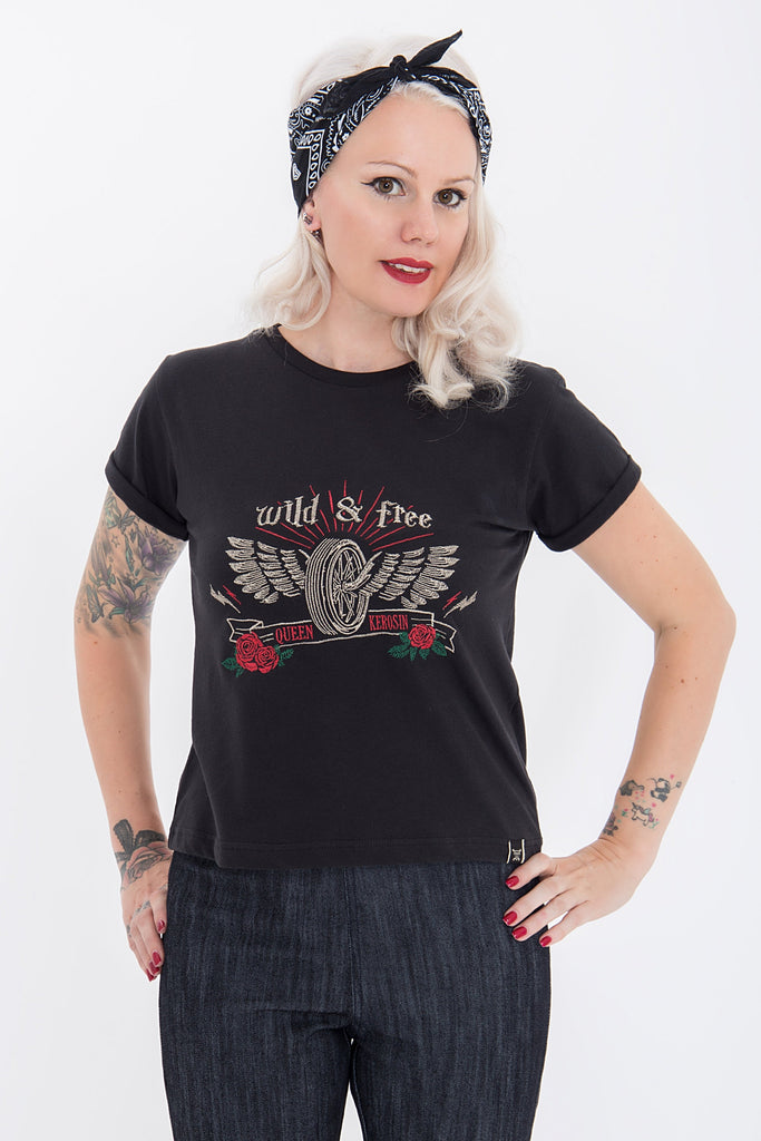 Queen Kerosin - Kurzarmshirt mit Front Print und Rundhalsausschnitt «Wild & Free»