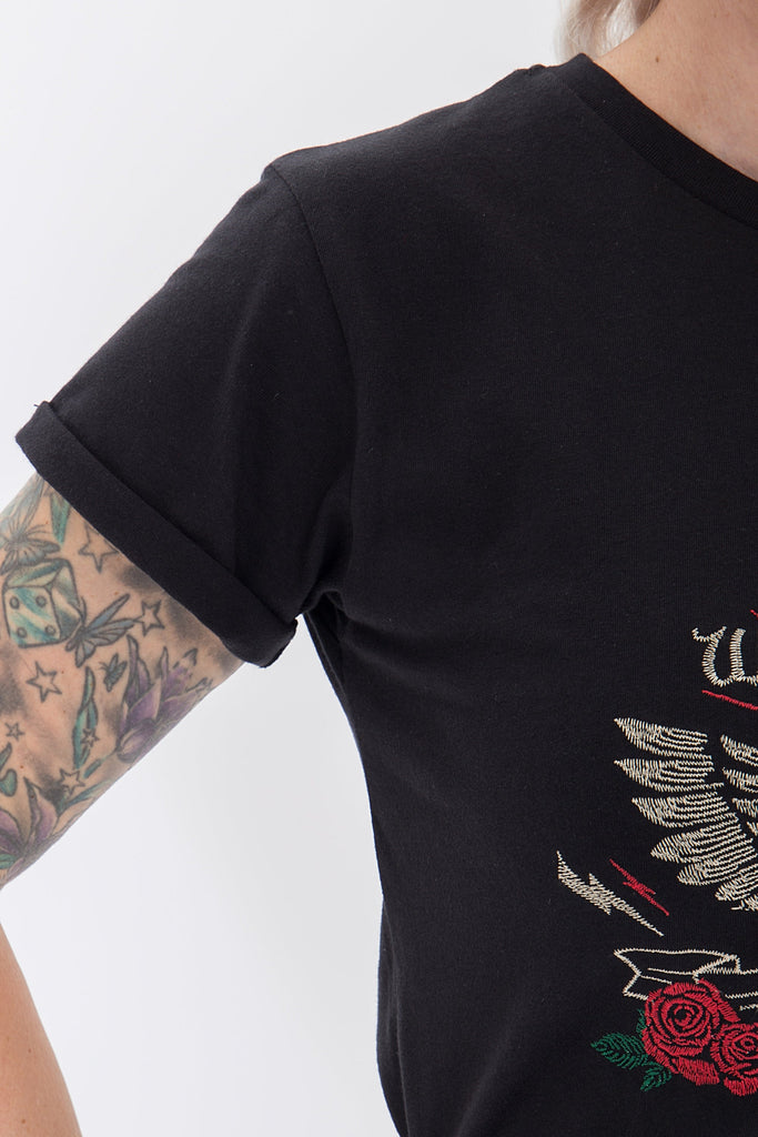 Queen Kerosin - Kurzarmshirt mit Front Print und Rundhalsausschnitt «Wild & Free»