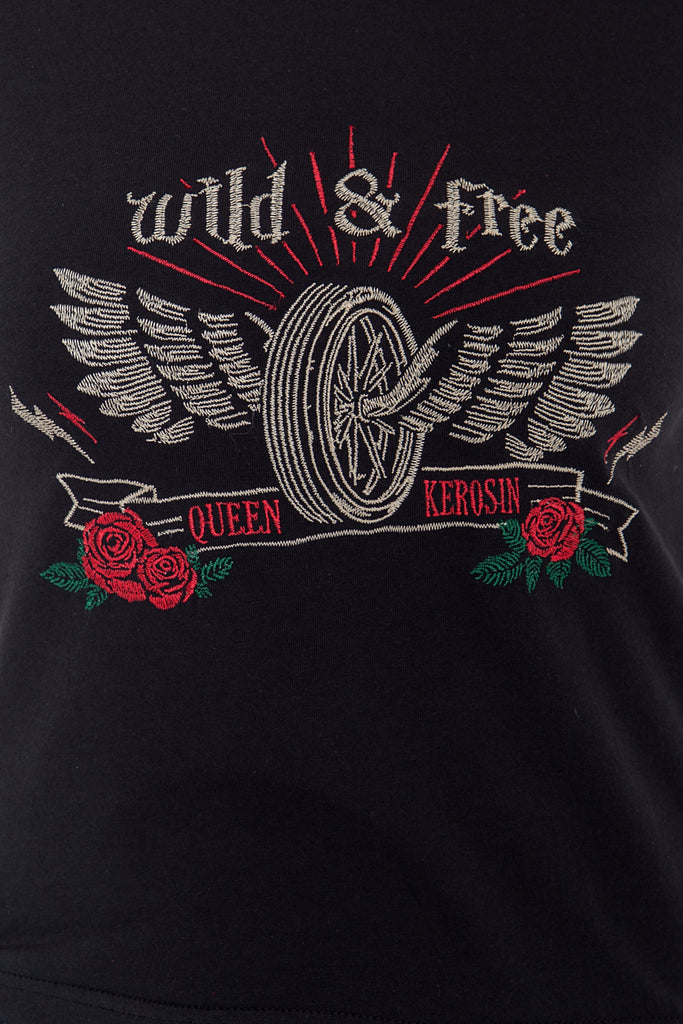 Queen Kerosin - Kurzarmshirt mit Front Print und Rundhalsausschnitt «Wild & Free»