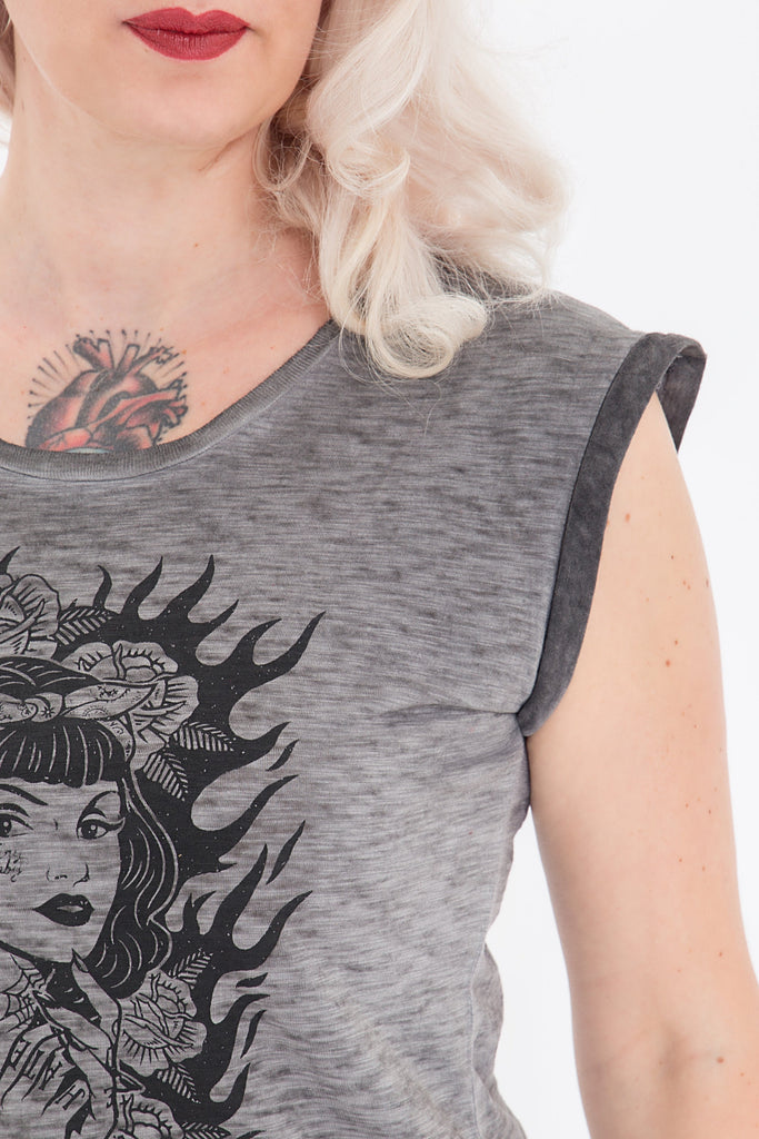 Queen Kerosin - T-Shirt mit stylischen Rollärmeln «Tattoo Girl»