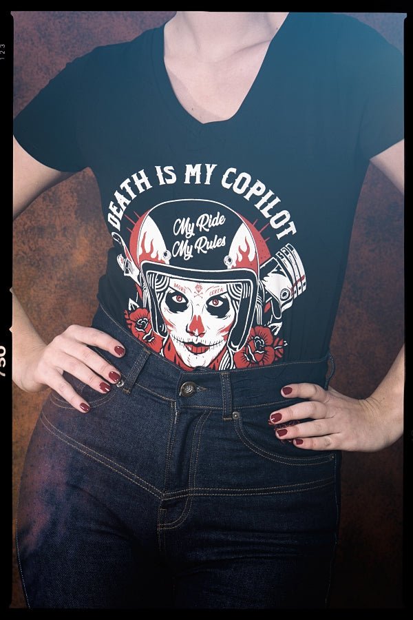 Queen Kerosin - T-Shirt mit V - Ausschnitt und Frontprint «Death is my Co - Pilot»