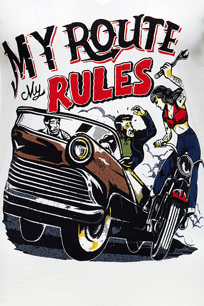 Queen Kerosin - T-Shirt mit V - Ausschnitt und Print im Retro - Stil «My Route My Rules»