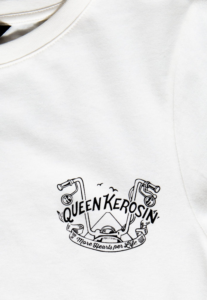 Queen Kerosin - Wide Fit T-Shirt mit Print auf der Brut und im Rücken «More hearts per life»